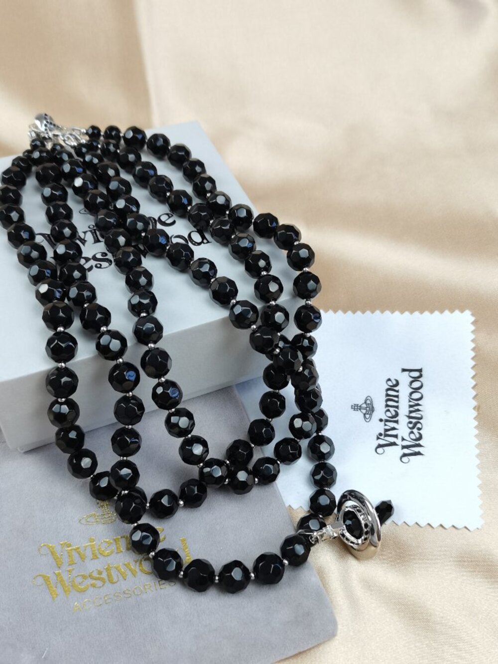 Vivienne Westwood Three Row Pearl Bas Relief Choker in Silver (Brand New) - Picture 5 of 13